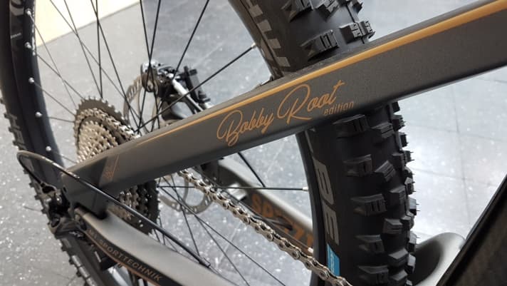   Die Signatur des Namensgebers ist auf den Sitzstreben eingelassen. <a href="mtb_news/szene_news/verrueckte-bike-weltrekorde/a42109.html"  rel="noopener noreferrer">Der Amerikaner Bobby Root wurde mit spektakulären Speed-Manuals bekannt.</a>