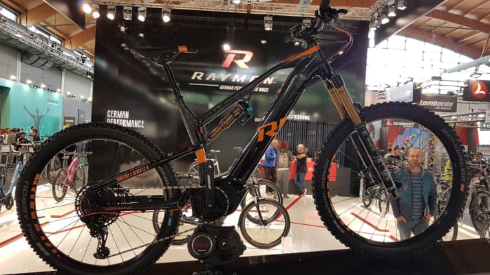   Die junge deutsche Marke Raymon bietet seit einem Jahr E-MTBs ausschließlich mit Yamaha-Antrieb. Die hochwertigen Modelle setzen 2020 auf den neuen PW-X2-Antrieb, bei den Einstiegermodellen kommt der PW-ST zum Einsatz. Im Bild das Topmodell Trailray E-Seven 11.0 mit 170 Millimetern Federweg und feiner Ausstattung für 5499 Euro.