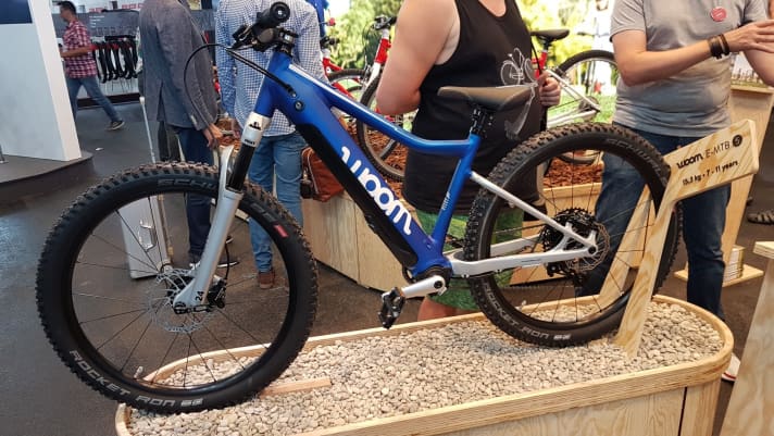   Die Kinder-Bike-Spezialisten von Woom zeigen ihr erstes E-MTB. Der Fazua-Motor unterstützt sanft und ist leicht, das macht ihn für Kinder-E-MTBs besonders geeignet. Die Modelle E-MTB 5 (24") und E-MTB 6 (26") passen Kindern ab 128 Zentimetern Körpergröße und sollen ab 15,3 Kilo wiegen. 
