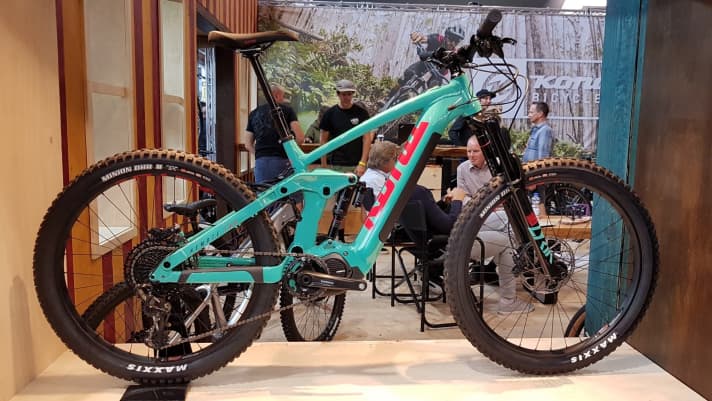   The Remote 160 is the second e-MTB from Kona. The Canadians have opted for a Shimano motor with a 500 Wh battery, 160 mm suspension travel and 27.5 mm wheels. This makes the bike the electrified version of the successful non-motorised Process enduro bike. There is exactly one model, for 5999 euros.