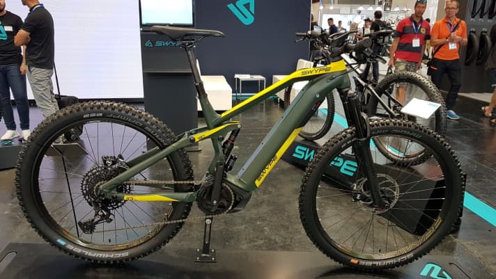   The new Swype brand relies on a special distribution channel. They see themselves as a "mail order company for specialist retailers". This means that the customer buys their bike as normal in the shop, but the dealer does not have to have any bikes in stock. Instead, they order the bike quickly and directly from the manufacturer Swype - and only after a customer has made a purchase. The Fully Frqz has 150 mm travel, MX wheel mix and a Bosch motor with 625 PowerTube. From 3999 euros.