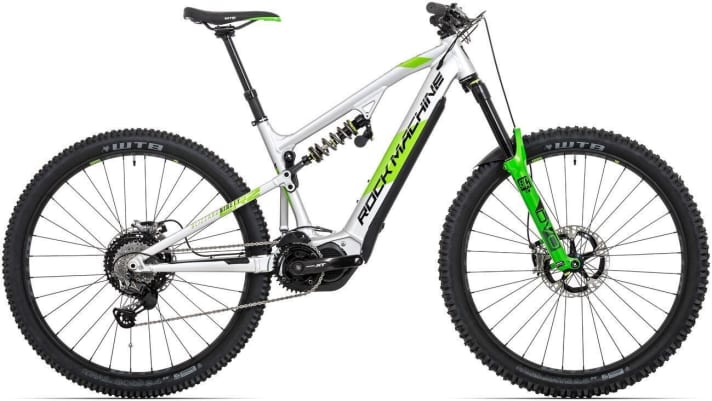   Das neue Rock Machine Blizzard Int2 wurde überarbeitet. Der neu konstruierte Rahmen integriert den schlanken Darfon-Akku unauffällig und soll gleichzeitig 1,1 Kilo abgespeckt haben. Das sportliche Highlight ist die Variante e90-29 RZ mit Shimano E8000-Antrieb, 504-Wh-Darfon-Intube-Akku und DVO-Fahrwerk mit Stahlfeder-Dämpfer.