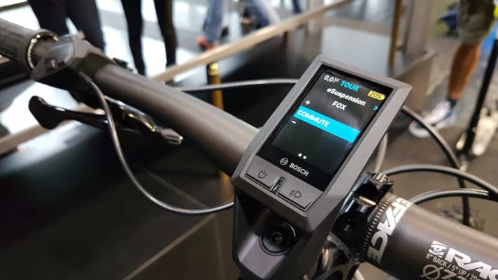   Electronic suspension is coming to e-mountainbikes! With the E-Live-Valve, Fox is presenting a version of its intelligent suspension technology that harmonises with the new Bosch motor. In other words, the Powertube battery powers the system, which can be controlled from the handlebars via the Kiox control unit.