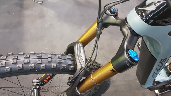   The sensors record their signals on the fork and rear triangle, while the additional battery and control unit are not required on the E-version. The Simplon Rapcon PMax is the first production bike to be available with E-Live-Valve.