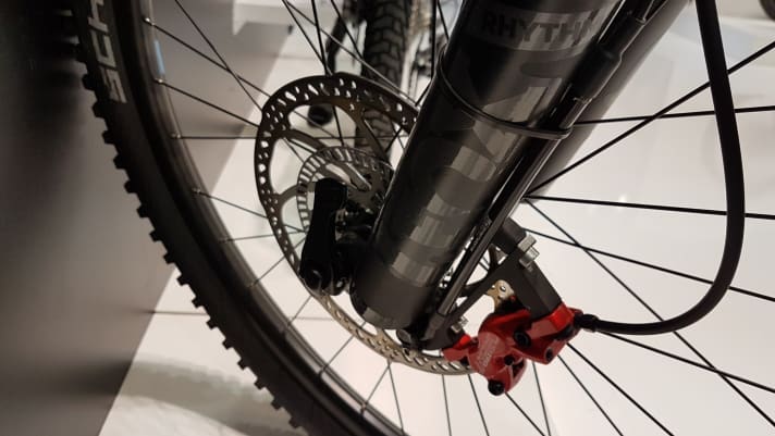   With the Copperhead EVO AM ABS, Bulls is launching the first production e-mountainbike with an anti-lock braking system (ABS). The Bluebrake system is only visible on the front brake disc.