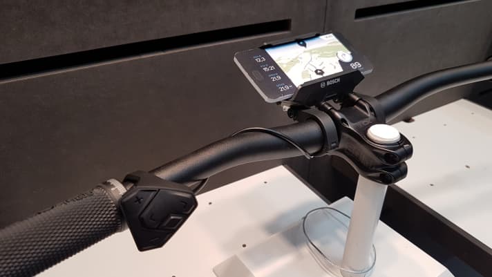   The Bosch Smartphone Hub connects the mobile phone to the E-MTB. The smartphone is securely attached to the handlebars and functions such as navigation, fitness or touring apps can be controlled via the remote control. If the smartphone is not mounted, the rider can view the most important information on a small, integrated display.