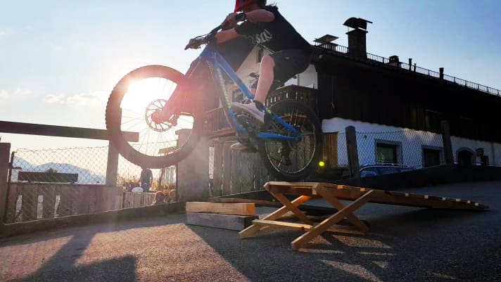 Jumping from the small vario drop: This allows children to slowly approach the height of jumps and internalise the technique.