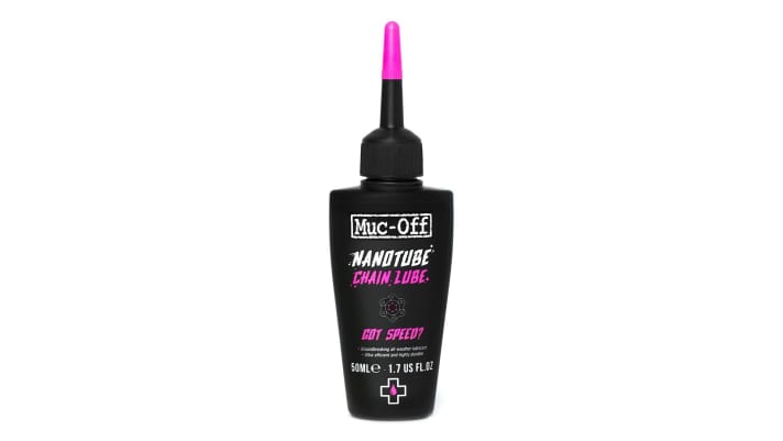 60 Euro für die 50-ml-Flasche: So viel verlangt Muc-Off für sein <a href="https://www.awin1.com/cread.php?awinmid=14547&awinaffid=471469&clickref=B++Nanotube-Schmiermittel+Muc-Off&ued=https%3A%2F%2Fwww.maciag-offroad.de%2Fmuc-off-ketten-schmieroel-nanotube-chain-lube-50-ml-sid102552.html%3Futm_source%3Daffilinet%26utm_medium%3D%21%21%21affiliatedomain%21%21%21&pref1=bike" target="_blank" rel="noopener noreferrer nofollow"> Nanotube-Schmiermittel</a> *. Dabei verwendet Muc-Off diesselben Inhaltsstoffe wie bei der Nanotube-Kette. Die Beschichtung soll 1-2 Watt einsparen, muss ebenfalls eingefahren werden und soll für jedes Wetter geeignet sein.