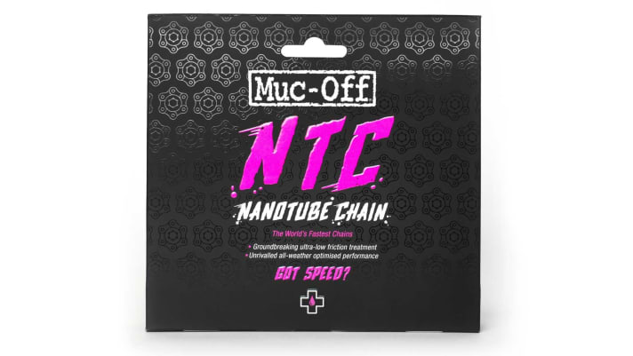 NTC steht laut Muc-Off für die schnellste Fahrradkette der Welt. <a href="https://amzn.to/2SC1mms" target="_blank" rel="noopener noreferrer nofollow">Die Nanotube-Kette </a> * der Briten (Preis: 130 Euro) wird per Ultraschall gereinigt und mit der speziellen Nanotube-Formel behandelt. Nach einer Einfahrzeit von vier Stunden bei 250 Watt soll sie auf lange Sicht zehn Watt weniger Leistungsverlust haben als die Ceramicspeed UFO-Kette. Egal bei welchen Bedingungen. Die Schmierung soll im Trockenen etwa 650 Kilometer halten.