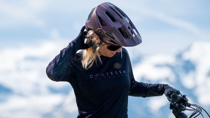 Stego Plus: The enduro helmet is equipped with the MIPS system, has good ventilation and, thanks to the integrated camera mounting system, daring descents can be captured for eternity. Practical: Goggles can be "stowed" in the helmet openings. Price: 200 euros.