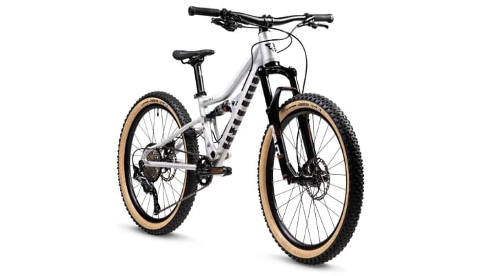 Das Hellion X24 soll Kinder ab dem 8. Lebensjahr im Bikepark begleiten. Im Heck können die Kleinen sogar zwischen 100 und 125 Millimetern Federweg aussuchen, die Gabel hat 120.