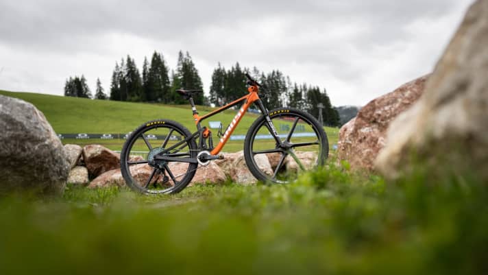   Anne's Lector FS Superfit in size S weighs just 10.1 kilos ready to ride - including pedals. There is 100 millimetres of suspension travel at the front and rear.