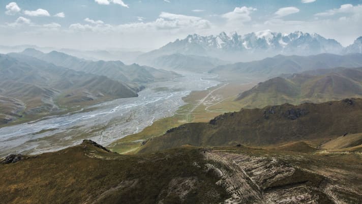   Manchmal lohnt es sich, inne zu halten und den Blick über die atemberaubende Landschaft des Tian-Shan-Gebirges schweifen zu lassen – trotz langen Tagen im Sattel.