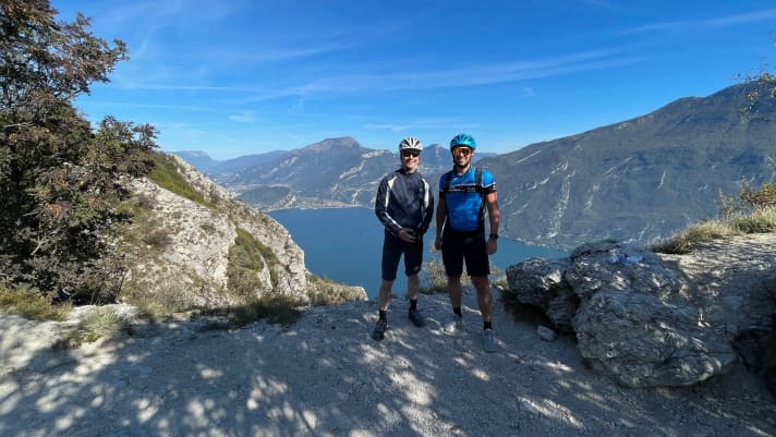 DK-Geschäftsführer Nils Oberschelp auf MTB-Tour an der Ponale-Straße mit Oskar Schwazer, dem Geschäftsführer vom Garda Trentino-Tourismus.