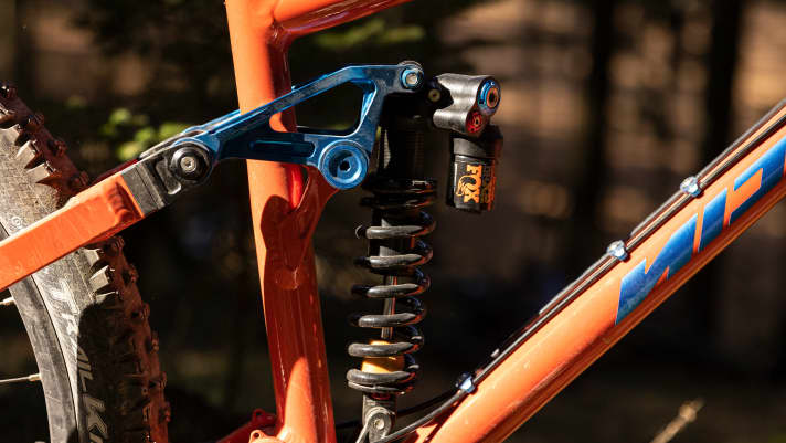   The colour configurator leaves almost nothing to be desired: In addition to the basic colour of the frame, the deflection lever, the bearing covers and the cable holders can be anodised to match the lettering, for example.