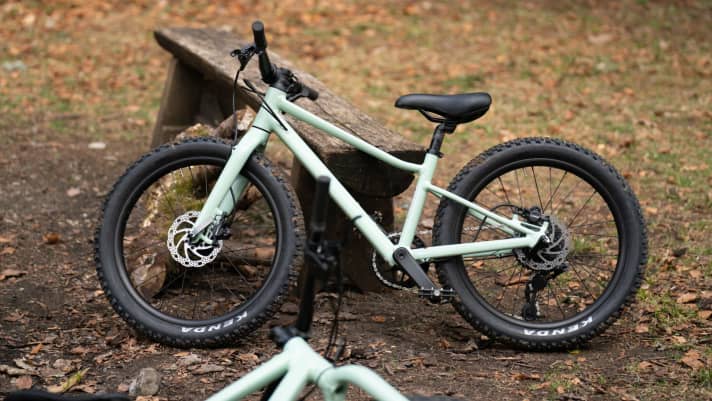 Equipped with 2.4-inch wide tyres and hydraulic disc brakes, the 20-inch children's bike from Scor Kids is designed to inspire off-road riding.