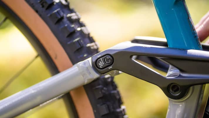 A flip chip, as seen here on the Radon, is now standard equipment on most all-mountain bikes. It can be used to fine-tune the bottom bracket height and steering angle, among other things.