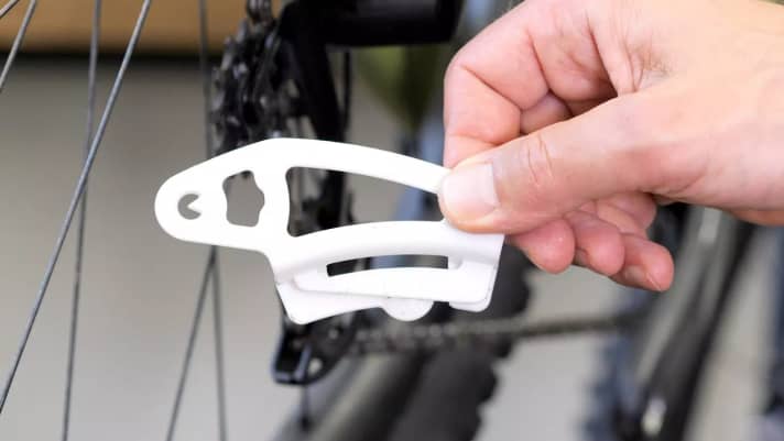 Das <a href="https://www.awin1.com/cread.php?awinmid=28561&awinaffid=471469&clickref=B+Sram+Chain+Gap+Too&ued=https%3A%2F%2Fwww.alltricks.de%2FF-11929-outillage%2FP-1664845-sram_eagle_axs_12v_schaltwerk_einstellwerkzeug" target="_blank" rel="noopener noreferrer">Sram Chain Gap Tool</a>* hilft beim Einstellen des Abstands von Kassette und oberem Schaltröllchen.