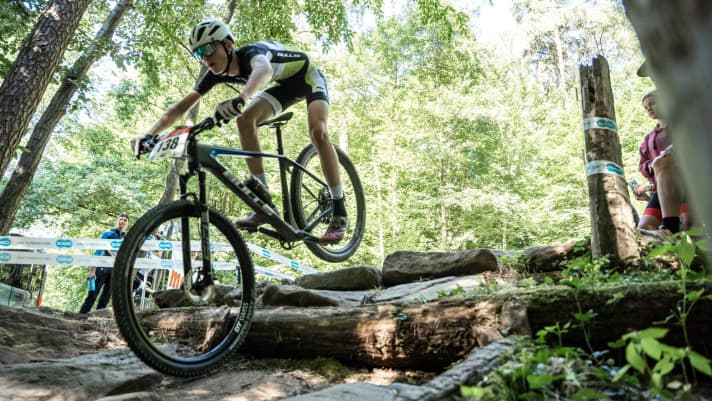 Elias meistert die Cross-Country-Strecke bis zum Sieg.