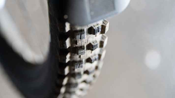 The centre lugs are rather flat, which could give the Highroller III good all-round characteristics.