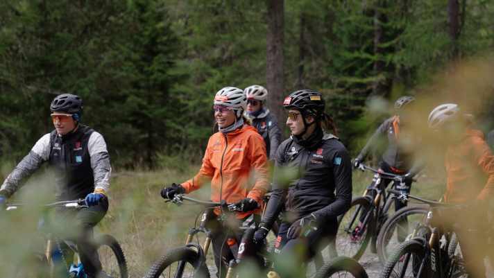 Das Biathlon-Team des Deutschen Skiverbandes (DSV) hatte während seines Höhentrainingslagers sichtlich Spaß auf dem E-MTB.