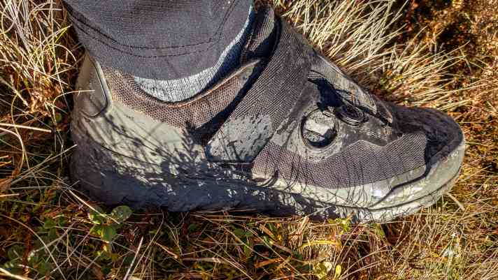 Peng! Kurzer Felskontakt und weg war er, der Drehverschluss. Für Halt sorgten ab hier der Klett und Klebeband