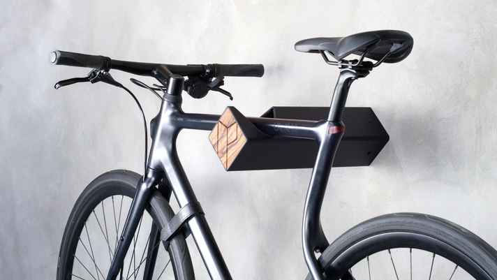 Although they look particularly light and airy, they keep the bike stable on the wall