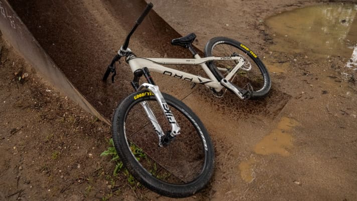 Dirtbike mit Rahmen aus Europa: Das XPro Digga Cream, zusammengebaut in Regensburg.