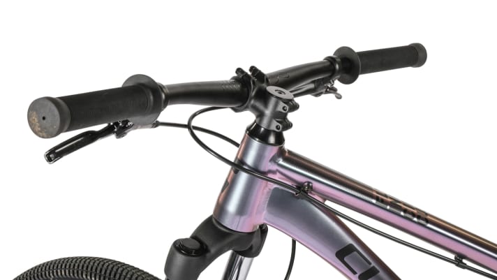 Handlebar widths under 700 millimetres seemed to be extinct. The narrow cockpit of the Cube Flying Circus makes sense for children and facilitates tricks such as X-ups. Adults should have a wider grip.