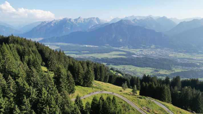 Bei einer Transalp lassen die Anstiege der Kategorie XXL nicht lange auf sich warten, aber die Belohnung in Form von Aussicht auch nicht.