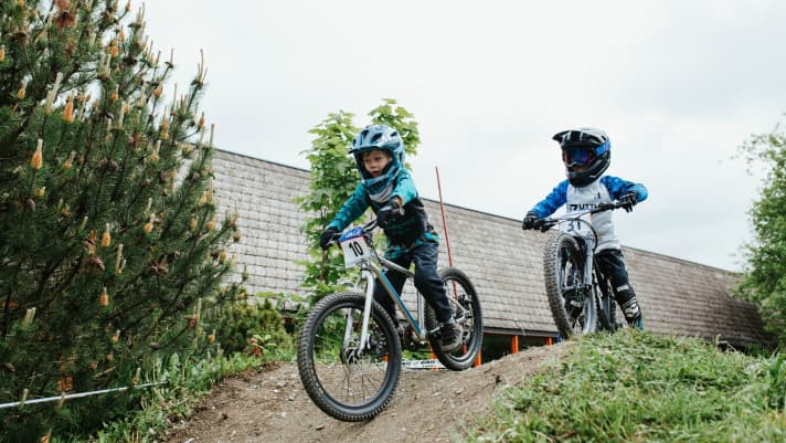 In vielen Kindern stecken schon ernst zu nehmende Mountainbiker. Die neuesten 24-Zoll-Mountainbikes zeigen: Ihr Material muss dem der Erwachsenen heute in Nichts mehr nachstehen.