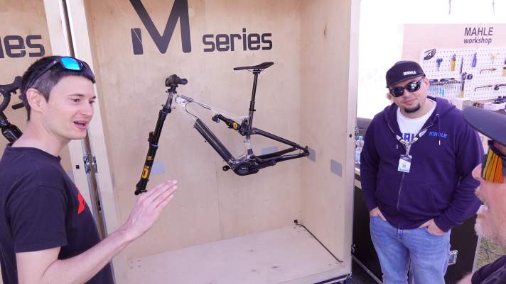 In einem gläsernen Bike können die Besucher  am Mahle-Stand das gesamte Ökosystem wie auf einem Röntgenblick im Detail betrachten.