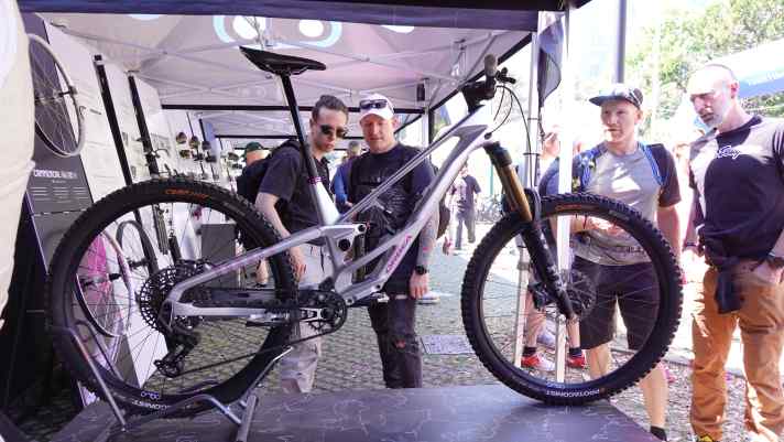 Das Orbea Rallon zeigt sich als wandelbares Gravity-Bike: Dank variablem Setup wird aus einem Enduro mit 170/180 mm Federweg im Handumdrehen ein Downhiller mit 200 mm – ein Rahmen, zwei Einsatzbereiche.