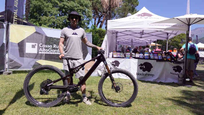 HoheAcht-Mann Alex präsentiert das neue Bazalto Monto mit Mahle M40 Antrieb beim Live-Launch in Riva del Garda.
