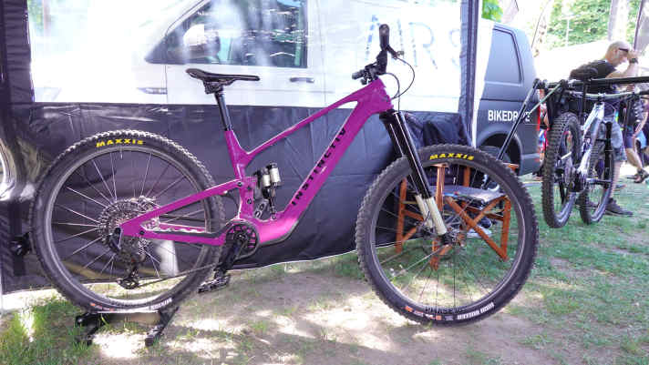 Leicht, leise, leistungsstark: Das Instinctiv Ocelot kombiniert Maxon Air S Motor mit Carbonrahmen und minimalistischem E-MTB-Konzept.
