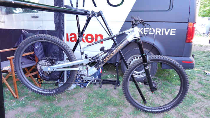 Leichtbau trifft High-Tech: Das Dedicated FASTER kombiniert Carbon-Alu-Hybridrahmen mit dem kompakten Maxon Bikedrive Air S für modernes E-Enduro-Fahren.