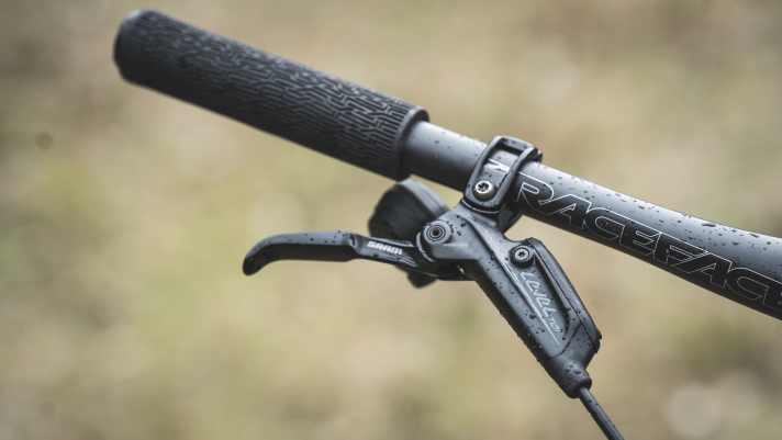 Alte Bekannte: Die Sram Level Bremsen gehören noch zur Vorjahres-Ausstattung und werden mit ihrer geringen Power dem Yeti ASR nicht gerecht.