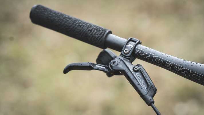 Unser Yeti-Testbike kommt noch mit Sram Level Bremsen. Die Stopper werden dem hohen Potenzial des Cross Country Fullys nicht gerecht.