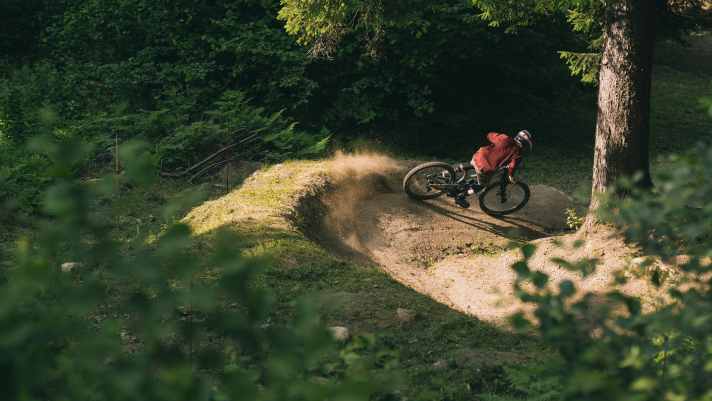 The YT Tues can corner well! If you like it even more lively, you can also ride the bike with a smaller 27.5-inch rear wheel.