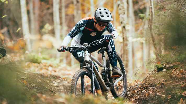 Extra-short chainstays, fat reach - the geometry of the Dartmoor demands a skilful hand on the
skilful hand on the wheel, especially in tight turns. No problem for tester Dimi - yeah, old man!