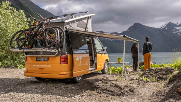 Beim Anmieten von Wohnmobilen sollten gleich Extras wie zum Beispiel Fahrradträger gleich mitbestellt werden.