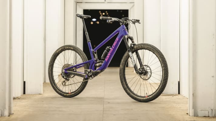 On this Santa Cruz Tallboy in size XL, the 194 centimetre tall team rider Ben Hildred completed a double-veresting on trails.
