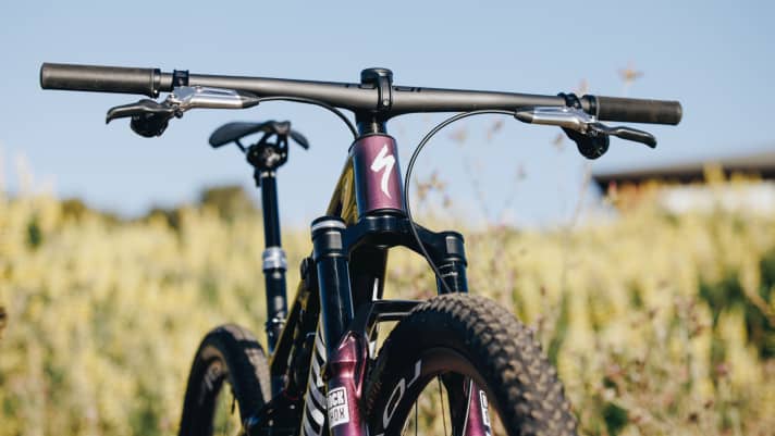 Am  Specialized Epic 2024 setzen die Amerikaner auf kurze Vorbauten und breite Lenker. Am S-Works-Modell spart eine Einheit aus Carbon wertvolle Gramm.