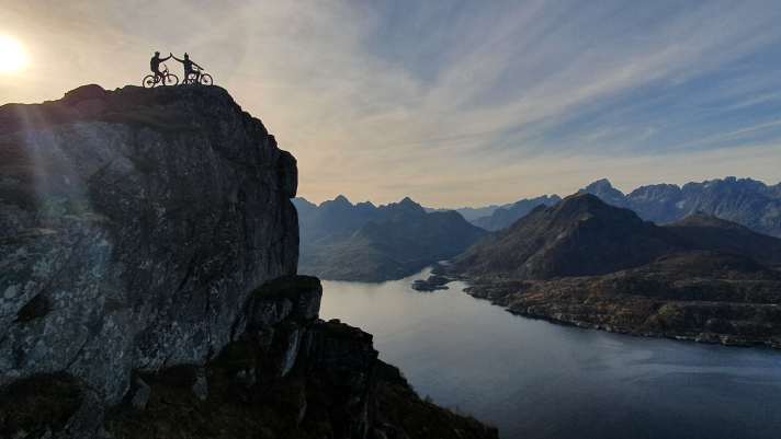 High Five an der Klippe: Vater und Sohn auf Trail-
Suche in Senja. Wegen des Golfstroms herrschen angenehme Temperaturen – im Sommer bis 30 Grad.