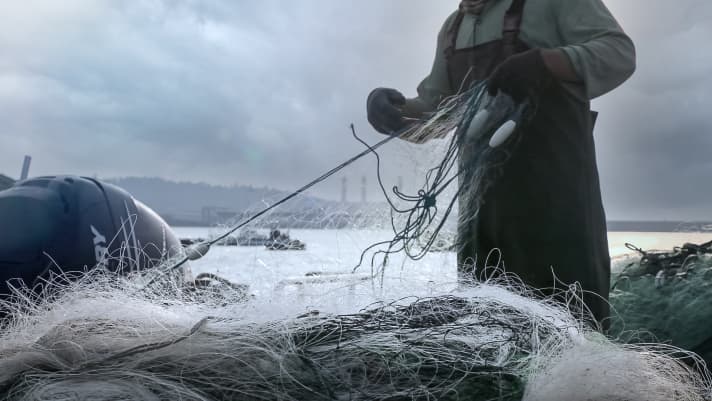 Of course, you can't see from the outside that there are fishing nets inside the bicycle tyre. The old nets are spun into new yarn.