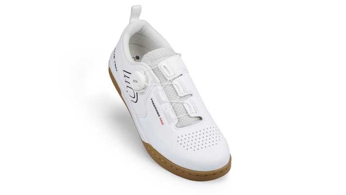 Well ventilated and protected at the same time by a fixed toe cap.