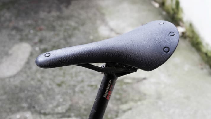 Inzwischen baut der britische Traditionshersteller Brooks nicht mehr ausschließlich Sättel mit Lederbezug, sondern hat mit dem Brooks Cambium auch einen Sattel mit einer Decke aus vulkanisiertem Kautschuk im Programm.