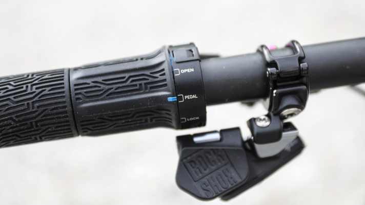 In drei Stufen lässt sich die Druckstufendämpfung der Gabel vom Lenker aus verstellen. Für lange Touren ein schönes Feature am neuen Ghost Lector HT.