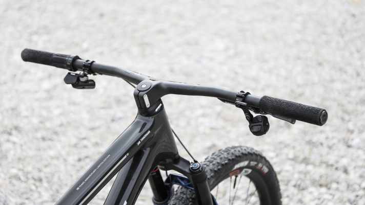 At 780 millimetres, the carbon handlebars of the Ghost Lector HT are exceptionally wide for a cross-country hardtail.