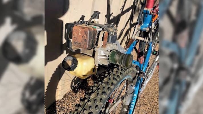Weird idea: In order to be able to do more training runs, Greg Herbold equipped his bike with a motorised scythe drive back in 1996.
